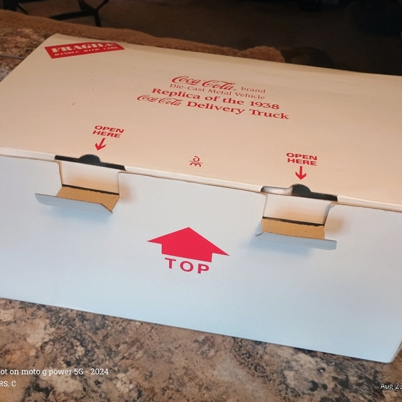 Rare collector's item Coca-Cola diecast metal vehicle replica of a 1938 Coke - Picture 11 of 13